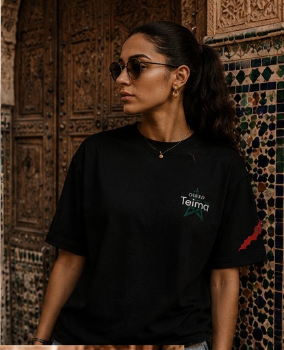 Portrait en tee OULED TEÏMA devant une porte sculptée